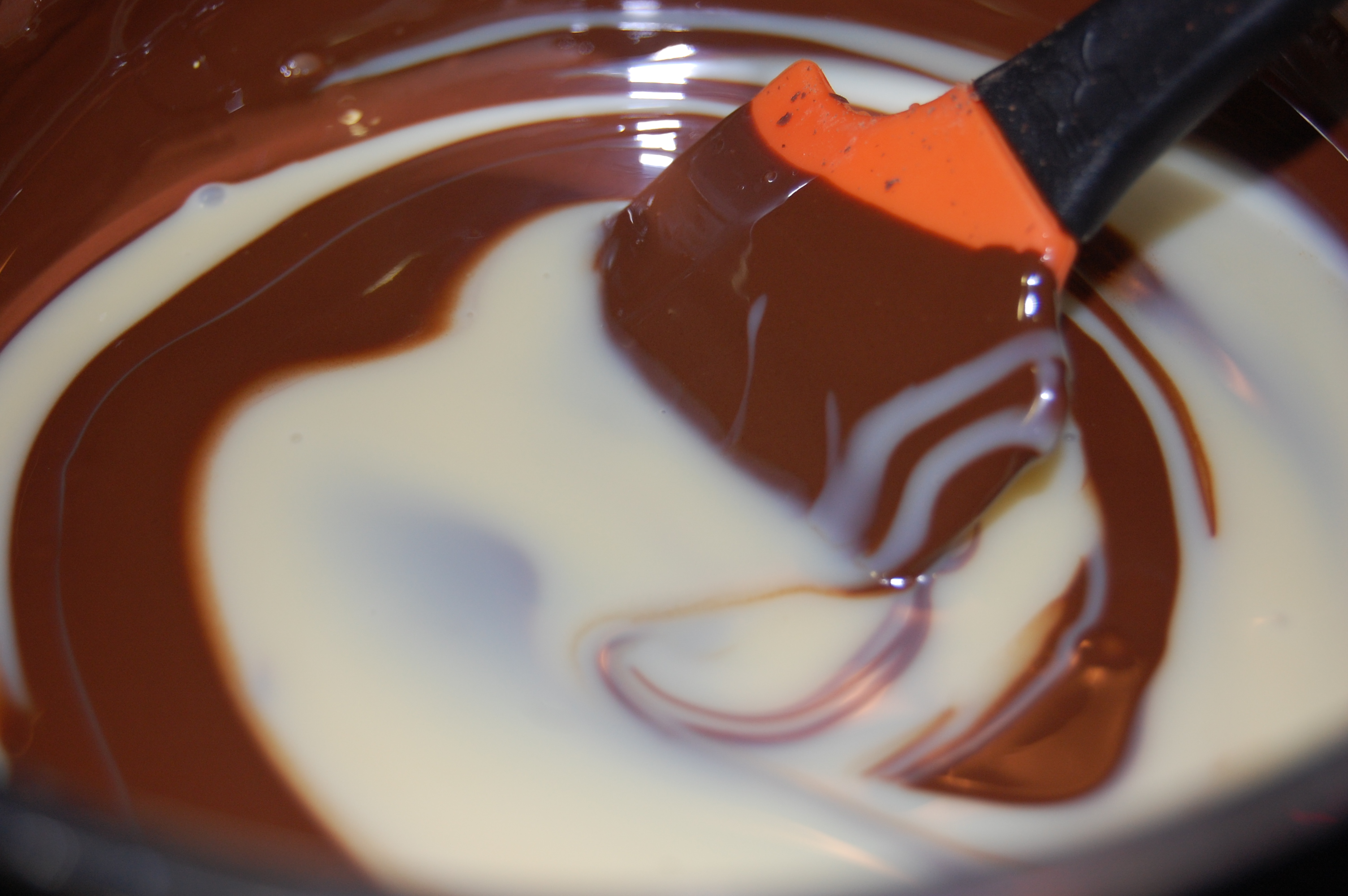 Шоколадное масло без какао. Глазурь из молочного шоколада. Шоколадная помадка для торта. Растопленный шоколад. Десерт шоколадная помадка.